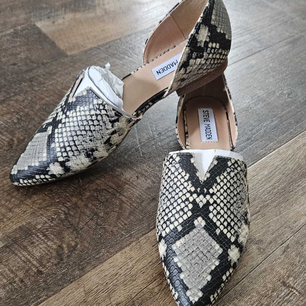 Steve Madden Women's Black and Cream Snakeskin Flats